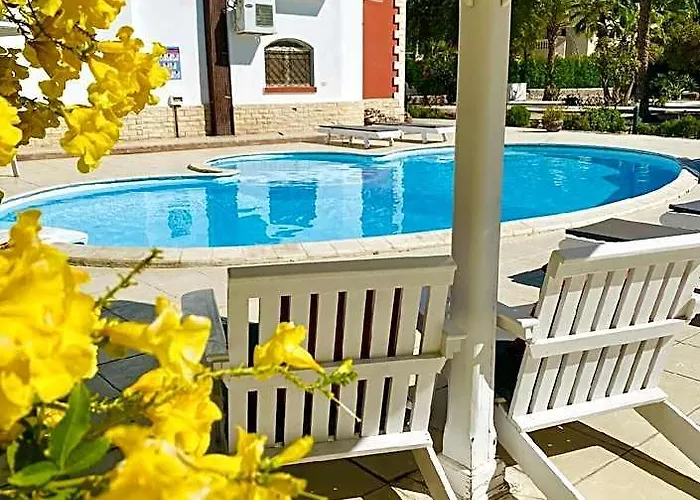 Cherry Mit Pool Anlagen